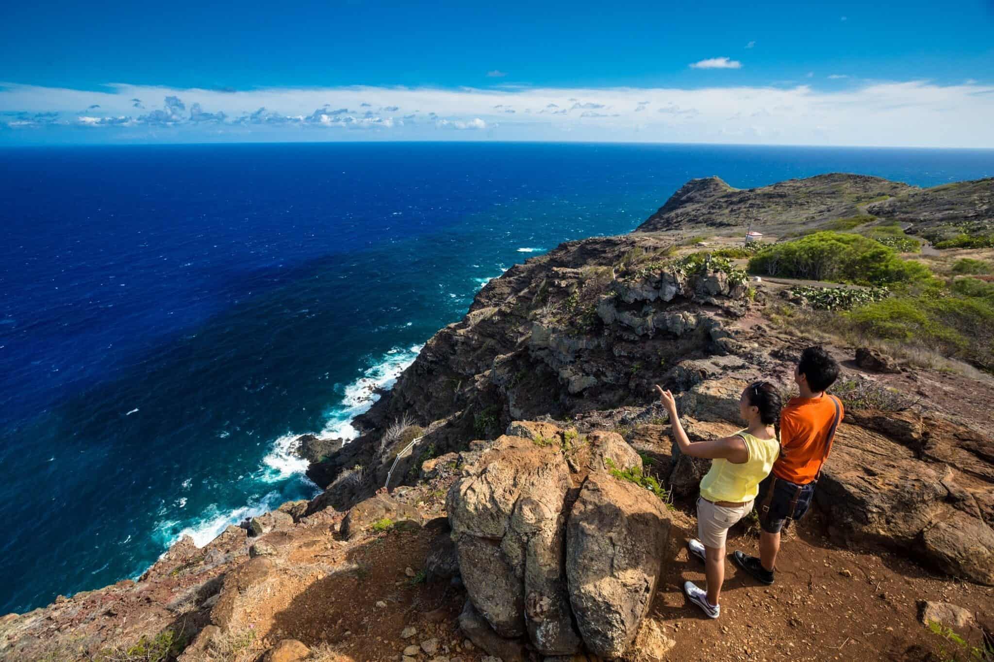 10762 Couple look across the Pacific from Makapuu Trai