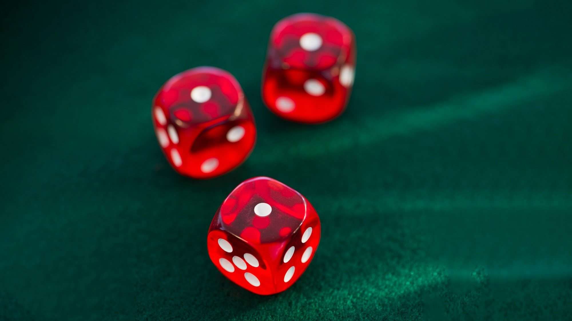 essentials-state-of-play-GettyImages-105781427-16-9-2000x1125-min Red dice rolling on green felt