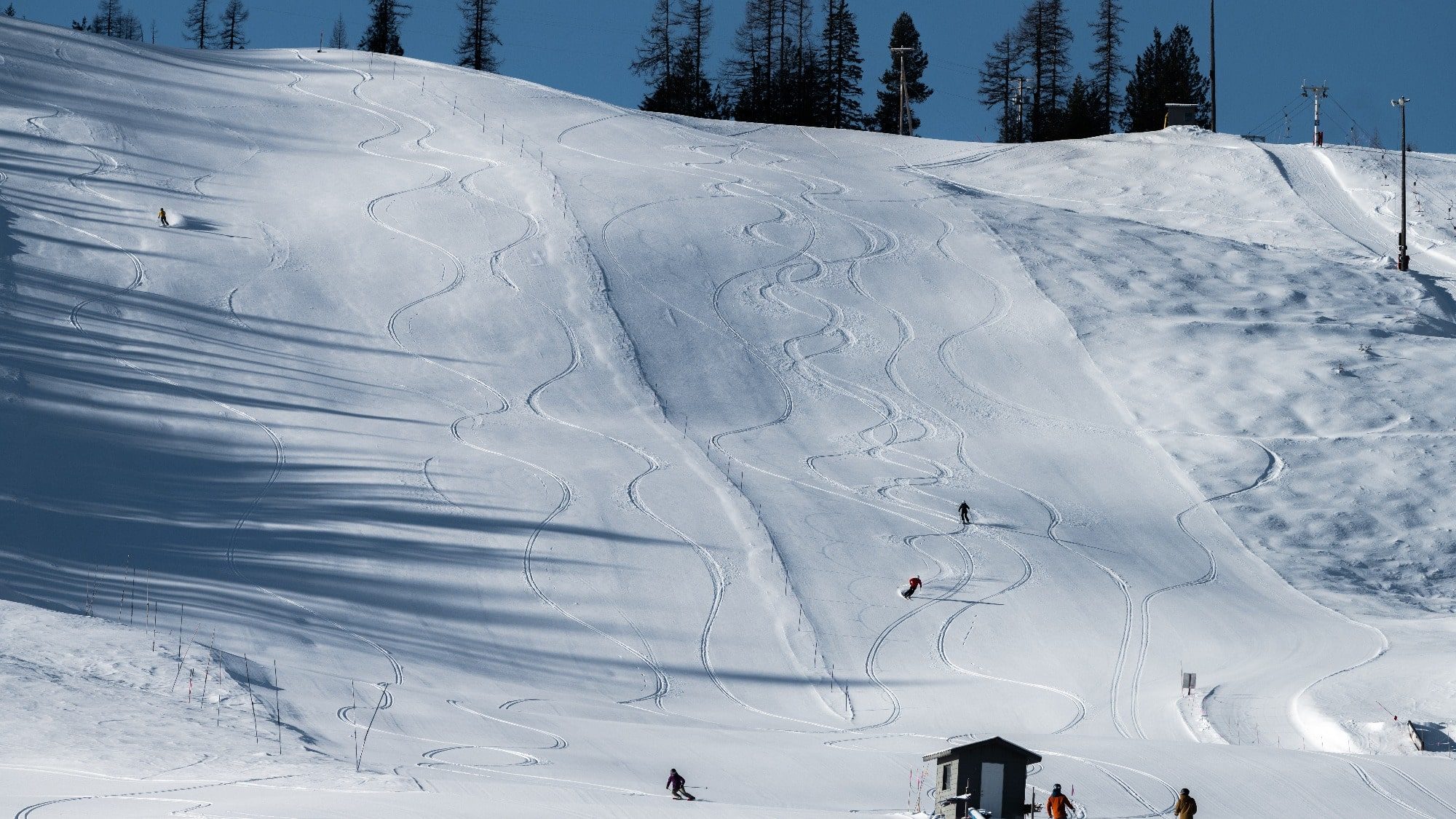Feb_FreshSnow_SpringSki_KoleHarle-1 copy-16-9-2000x1125-min The modern, stylish, and upscale Josie Hotel reflects the best of British Columbia, including skiing on pristine powder.