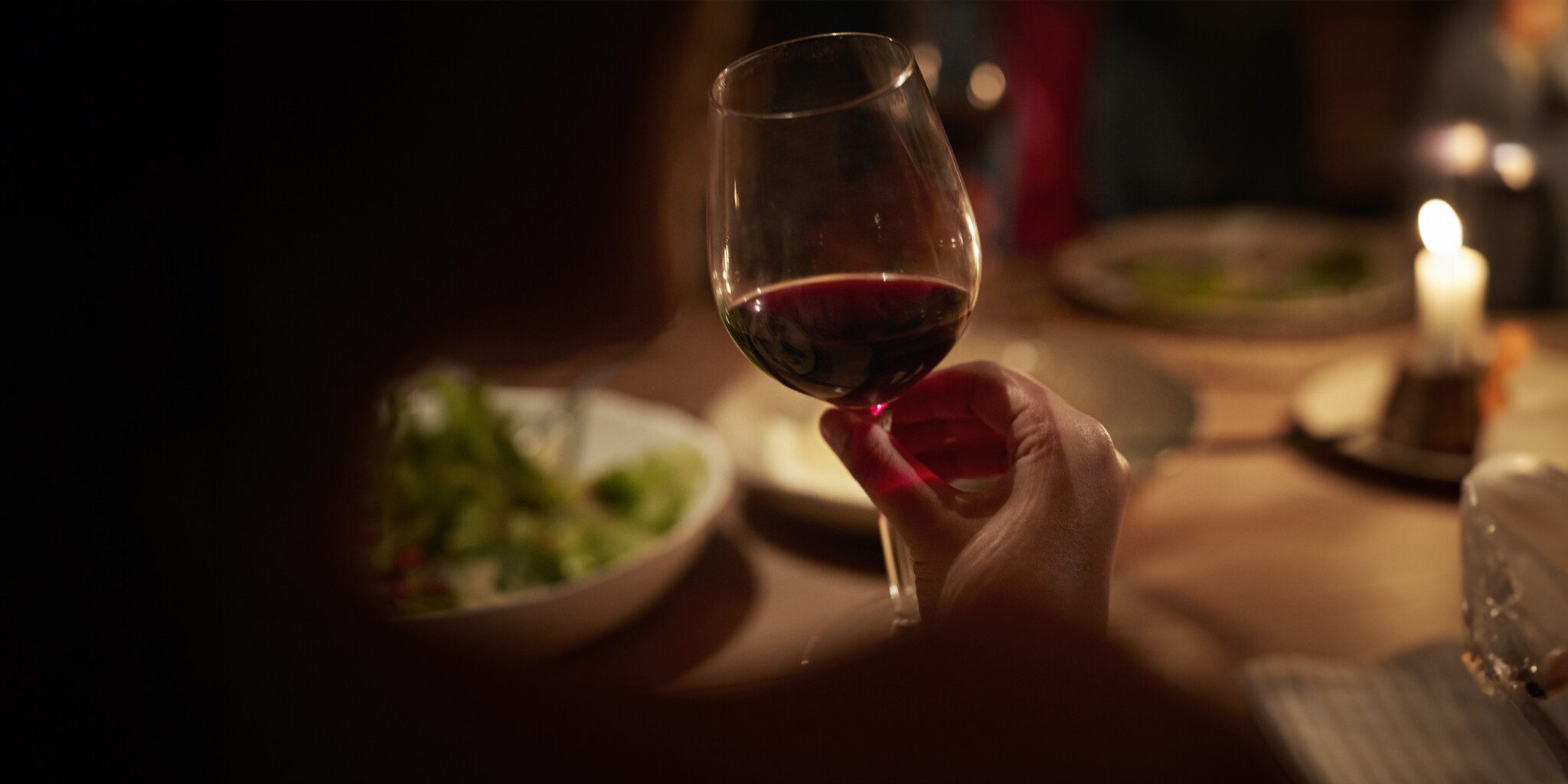 HoldingAGlassOfRedWine_1600x900 HoldingAGlassOfRedWine_1600x900